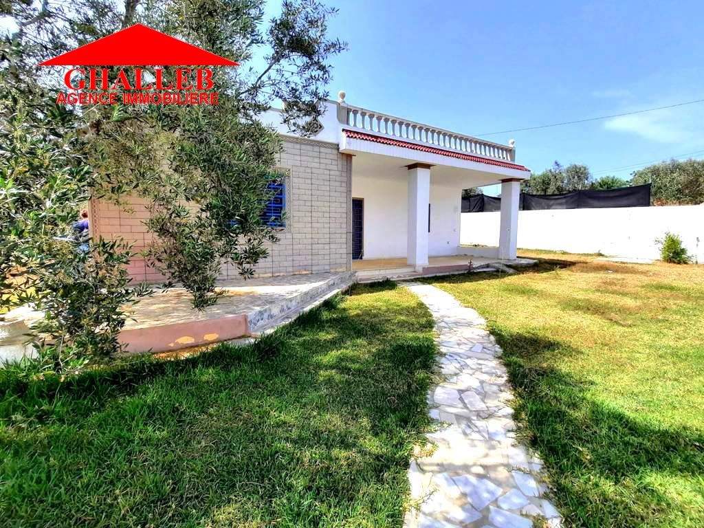 Une belle maison avec jardin g