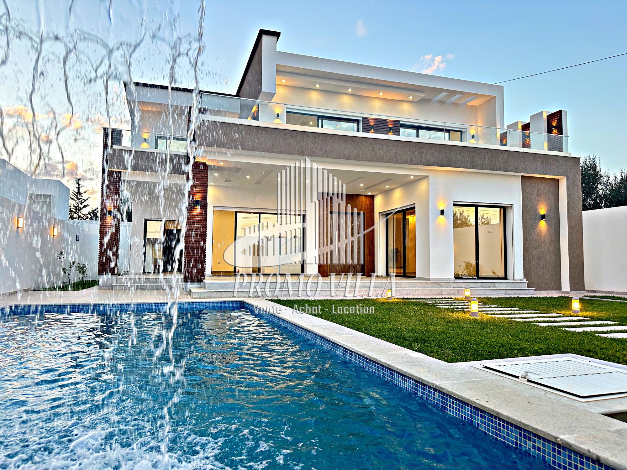 Une luxueuse villa avec un spacieux jardin gazonné