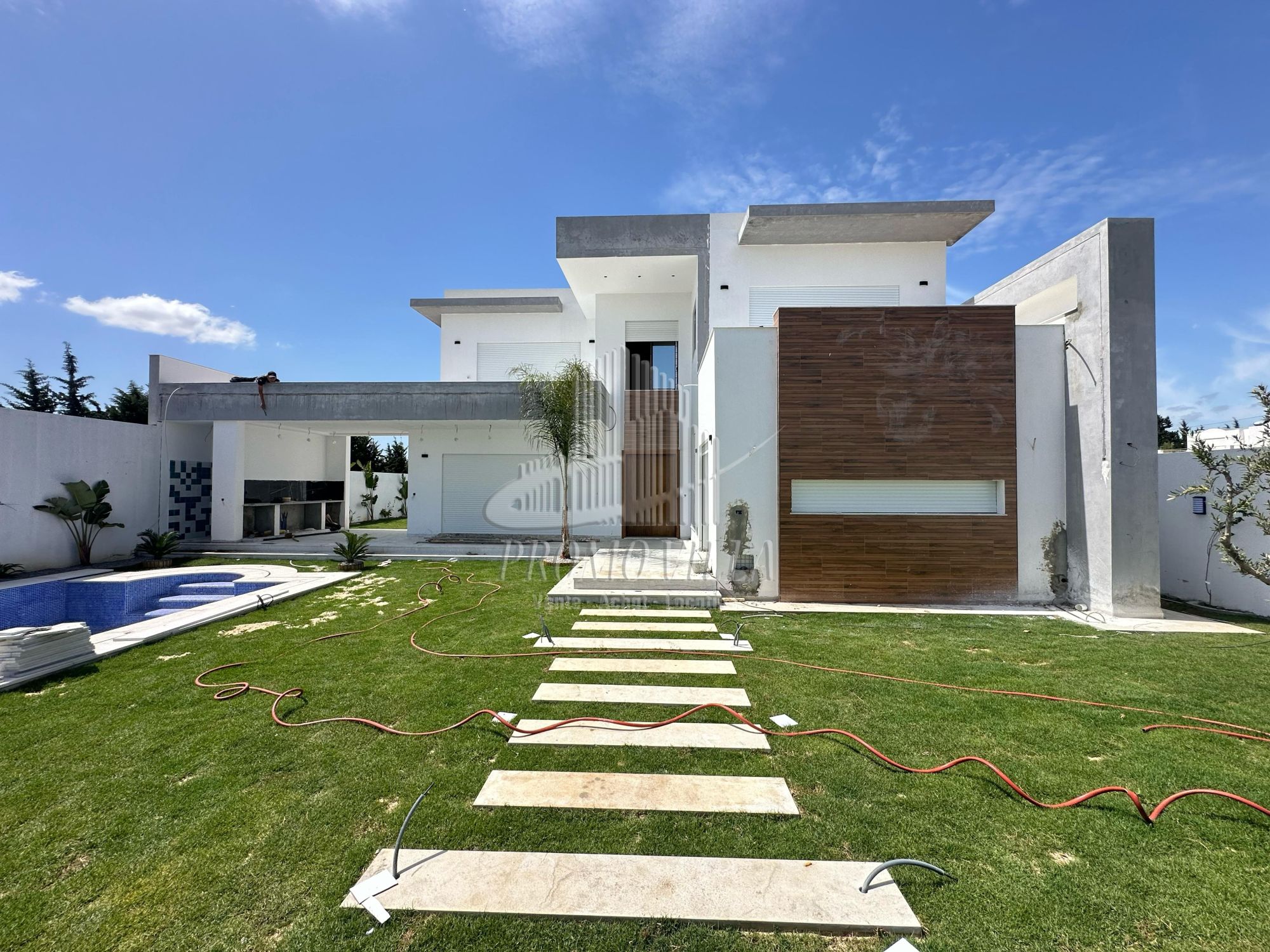 Villa de style moderne superficie terrain : 600m²