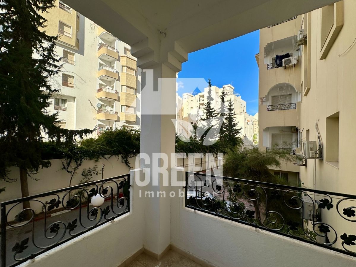 Appartement laouina s+3 bien située à laouina