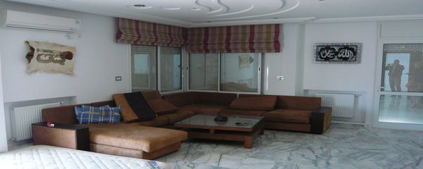 Bel étage de villa luxeusement meublé à khzema