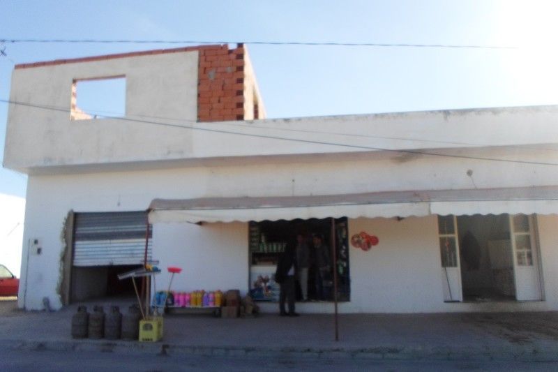 Av quatre locaux commerciaux et un studio 120md