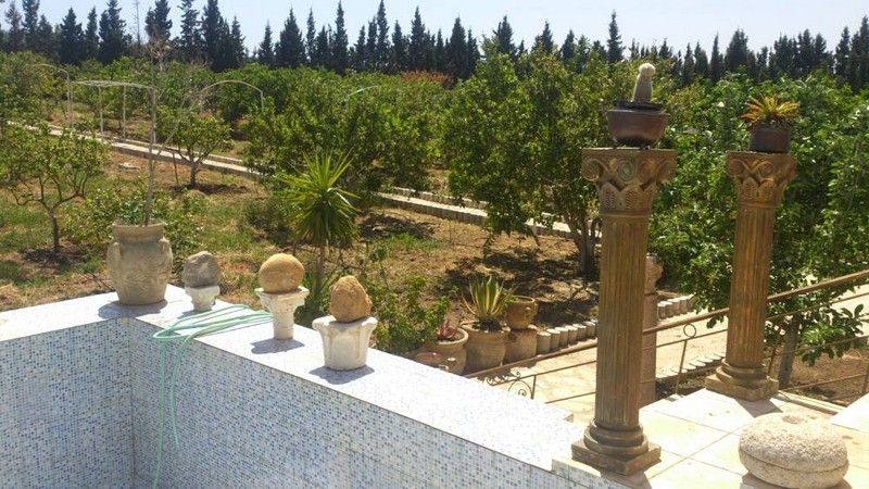 A vdre une ferme de 2 hectares avec studio