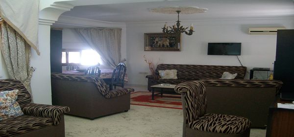 Coquet étage de villa avec une grande terrasse