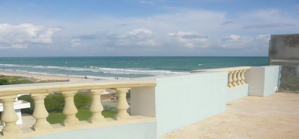 Un spacieux étage avec une terrasse vue mer