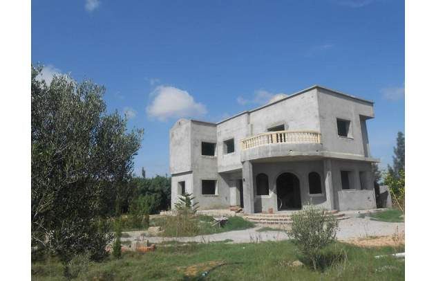 Magnifique villa inachevée de 8800m
