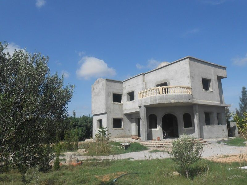 Villa a vec terrain de 8000m hammamet