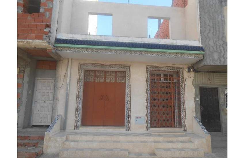 A vendre une maison rdc avec étage inachevé et garage à nabeul
