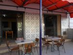 Av café dans un endroit de mouvement