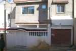 Av une maison dans un quartier populaire