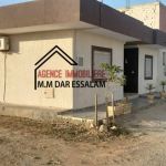 Maison indépendante sur la route goudronner