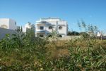 Terrain en face la zone touristique