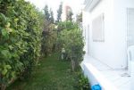 Une belle villa style amrécain avec un jardin et un abri voiture