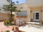 Av villa entourée d’un grand jardin gazonné