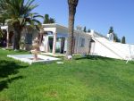 Av une grande et belle villa dans une zone chic et calme