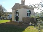 Av maison avec grand jardin gazonné et fleurit